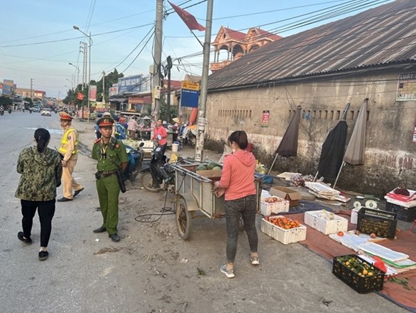 Ban chỉ đạo 197 huyện Ba Vì giải toả các trường hợp lấn chiếm hành lang giao thông