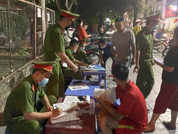 Ban Chỉ đạo 197 quận Ba Đình xử phạt nhiều trường hợp vi phạm nồng độ cồn