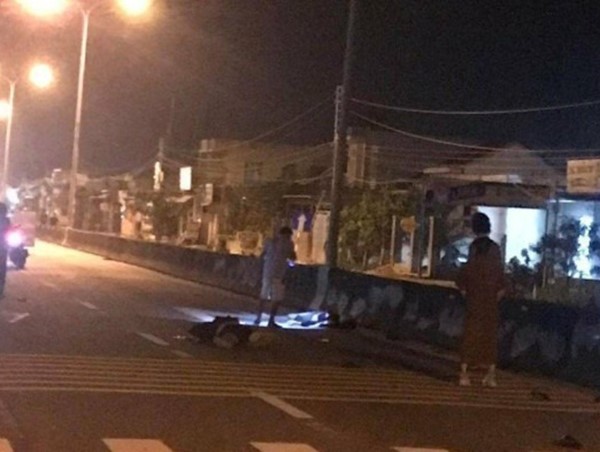 Xe máy lao vào dải phân cách, 2 người tử vong tại chỗ