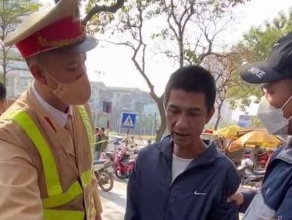 Gặp cảnh sát 141, gã nghiện quay đầu bỏ chạy hòng phi tang ma túy