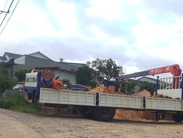 Cần cẩu vướng dây điện, chủ cửa hàng vật liệu bị giật tử vong