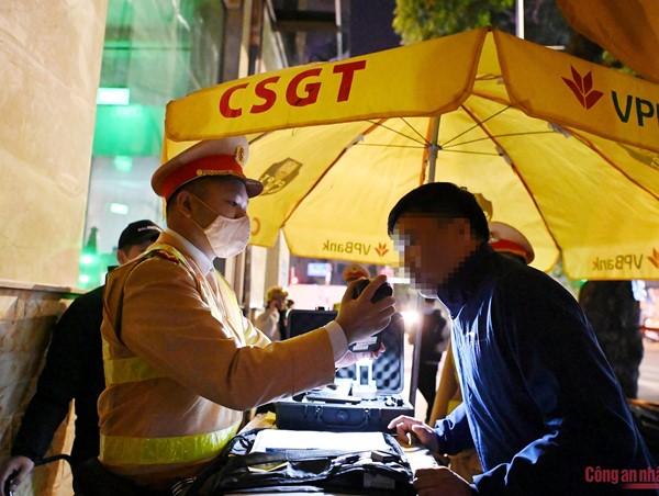 "Ma men" tranh cãi, giằng co với cảnh sát 141