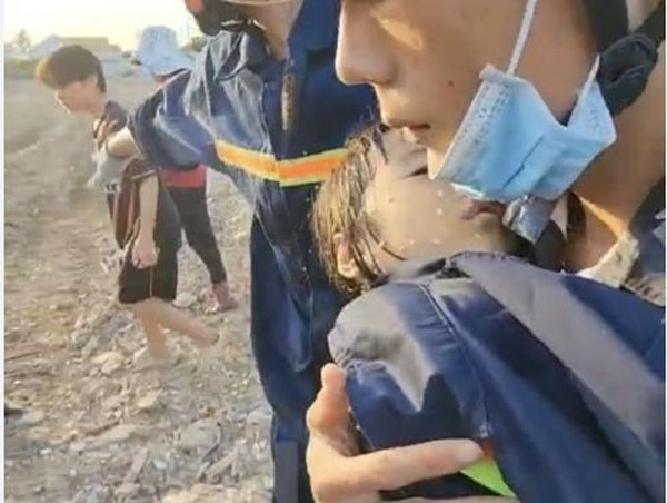 Cứu bé gái 5 tuổi rơi xuống hố cọc ép bêtông sâu 15m