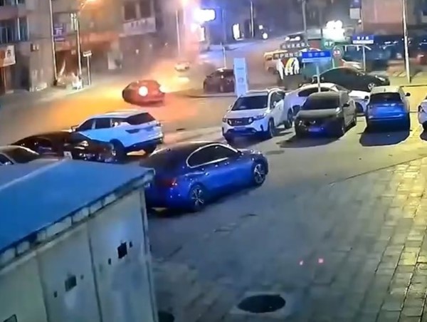 CLIP: Ô tô nổ tung vì tài xế hút thuốc trong lúc lái xe