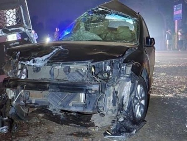 Ô tô húc đổ cổng sắt nhà dân bên đường, 2 người tử vong