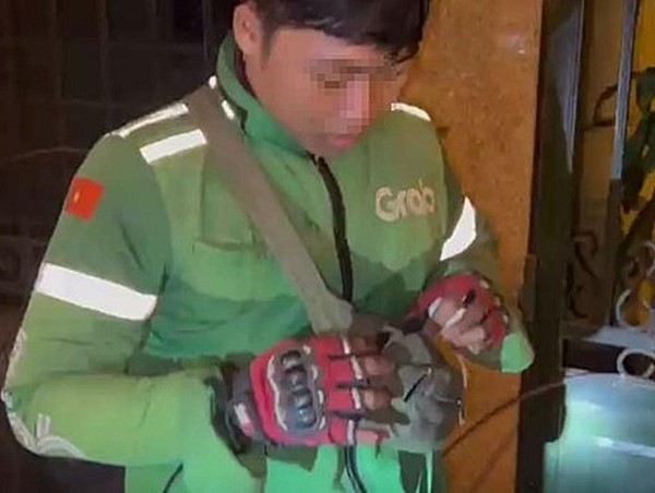 Tài xế xe ôm công nghệ bị bắt khi đang trên đường "ship" bóng cười cho khách