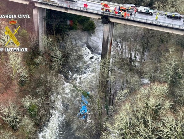 Xe buýt lao xuống sông ở Tây Ban Nha, 6 người thiệt mạng