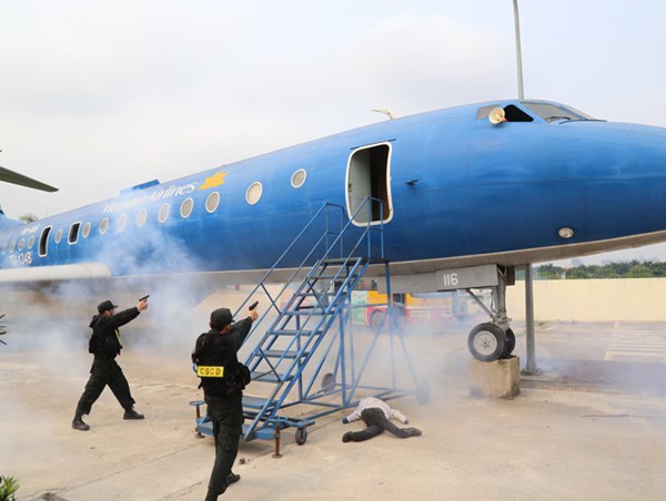 Cảnh sát cơ động được mang vũ khí lên máy bay