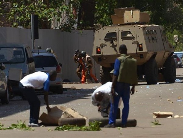 Xe khách đâm trúng mìn, 10 người thiệt mạng