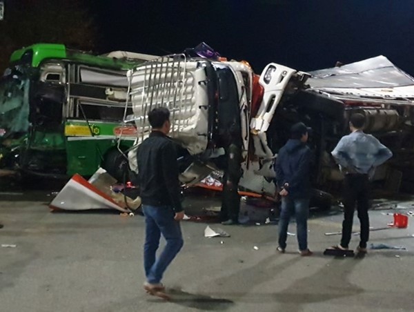 Va chạm giữa xe khách giường nằm và xe tải, hàng chục hành khách bị thương