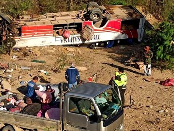 Xe khách lao xuống vực, hàng chục người thương vong