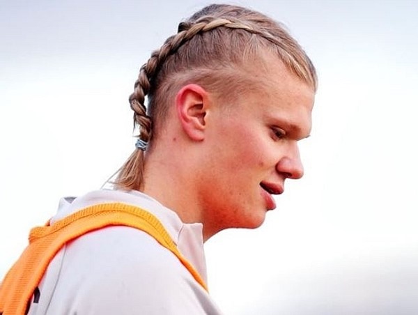 "Sát thủ" Haaland trình làng kiểu tóc mới