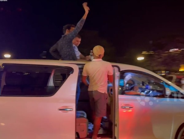 CLIP: Những người đàn ông đứng trên ô tô mừng năm mới