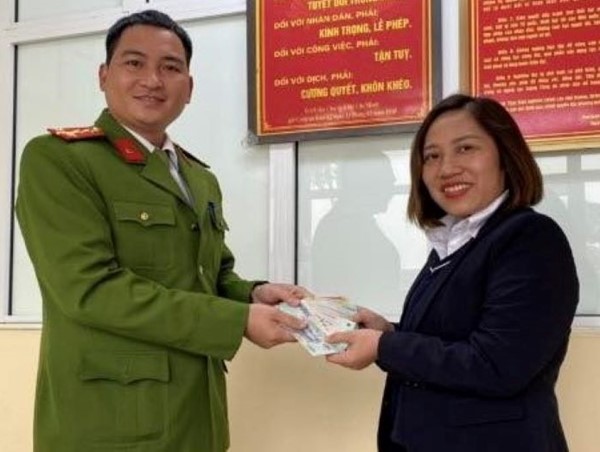 Đại uý Công an trả lại tài sản cho người đánh rơi