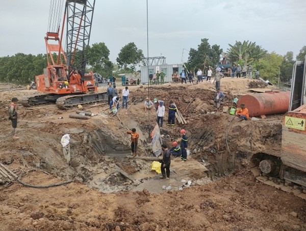 Thủ tướng chỉ đạo tập trung cứu nạn cháu bé rơi xuống ống cọc bê tông