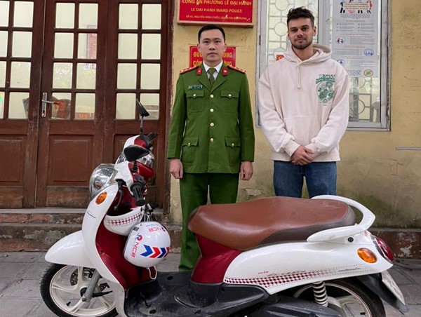 Công an phường giúp đỡ nam thanh niên người Đức tìm lại xe máy thất lạc