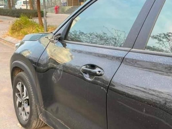 Hàng loạt ô tô đỗ ven đường bị đập phá, bẻ gương