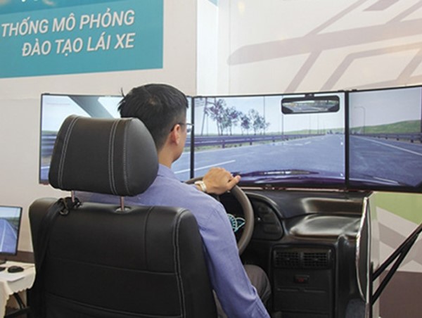 Học viên học lái xe phải học thêm môn học lái xe ô tô trên cabin mô phỏng