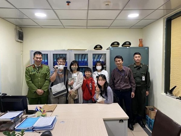 Gia đình du khách Nhật nhận lại được tiền bị taxi dù “chặt chém” tại Nội Bài