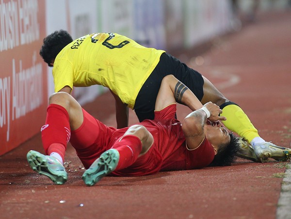 Cầu thủ Malaysia đánh nguội Văn Hậu nhận án phạt nặng