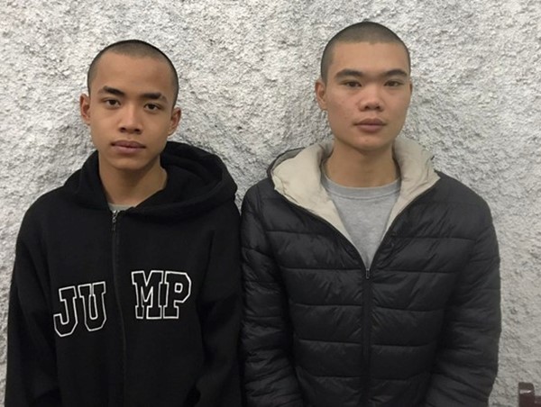  Từ nghi vấn 2 thanh niên đỗ xe máy cạnh cột đèn chiếu sáng...