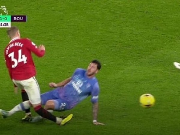 Van De Beek bật khóc đau đớn rời sân vì chấn thương kinh hoàng