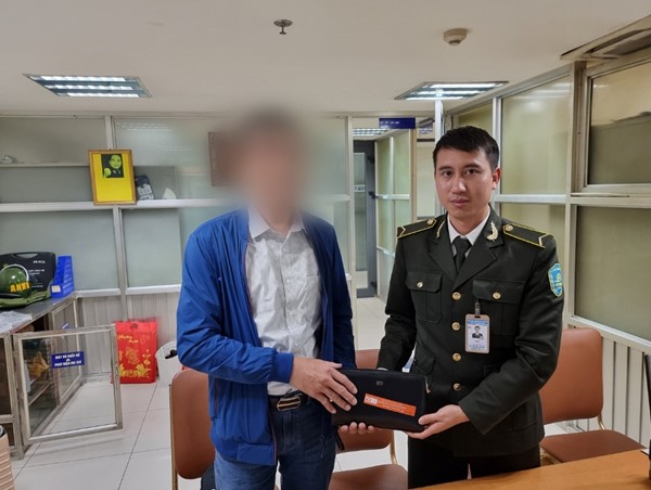Nhân viên an ninh hàng không Nội Bài trả lại chiếc ví chứa 130 triệu đồng khách bỏ quên