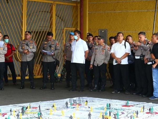 4 xe cảnh sát hộ tống đội tuyển Việt Nam tới sân Bung Karno