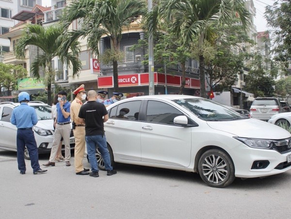 Hải Phòng tăng cường tuần tra, xử lý vi phạm xe ô tô đỗ trên lòng đường và vỉa hè