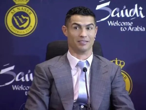 Ronaldo mắc sai lầm lớn tại buổi họp báo đầu tiên với Al Nassr