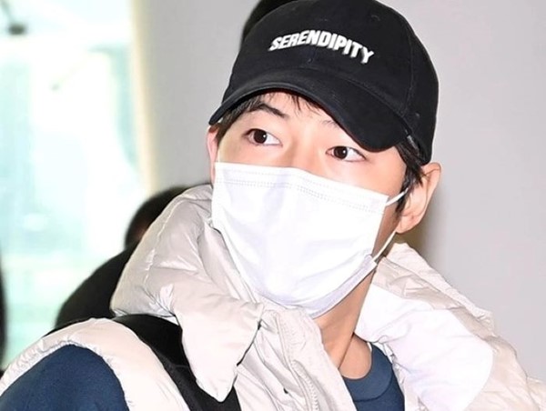 Song Joong Ki lần đầu lộ diện sau khi công khai bạn gái mới người Anh