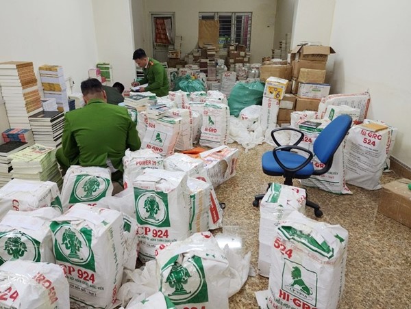 Khởi tố, bắt tạm giam 3 đối tượng sản xuất hơn 100 tấn sách giả