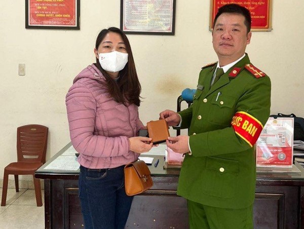 Công an phường giúp đỡ người dân tìm lại tài sản thất lạc