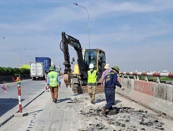 Đẩy nhanh tiến độ thi công khe co giãn cầu Phú Lương trên Quốc lộ 5