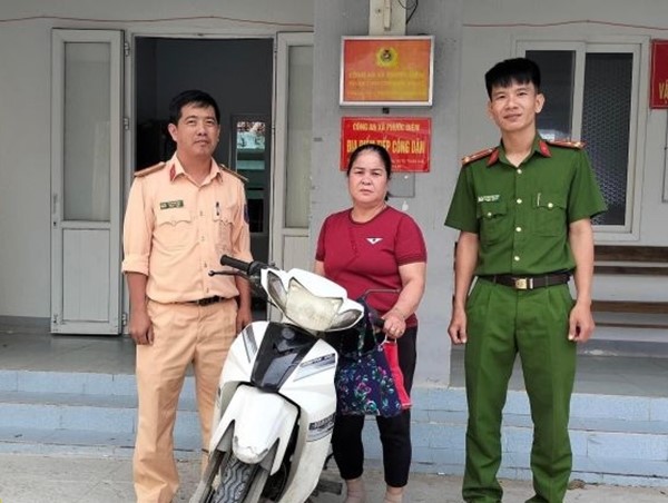 CSGT trao trả lại xe máy bị mất cắp cho người dân