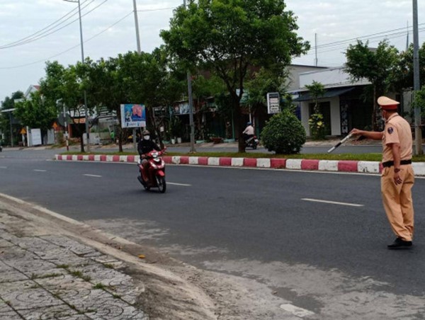 2 thanh niên chạy quá tốc độ tông trọng thương Đại úy CSGT