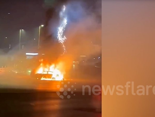 CLIP: Ô tô chở pháo hoa bốc cháy