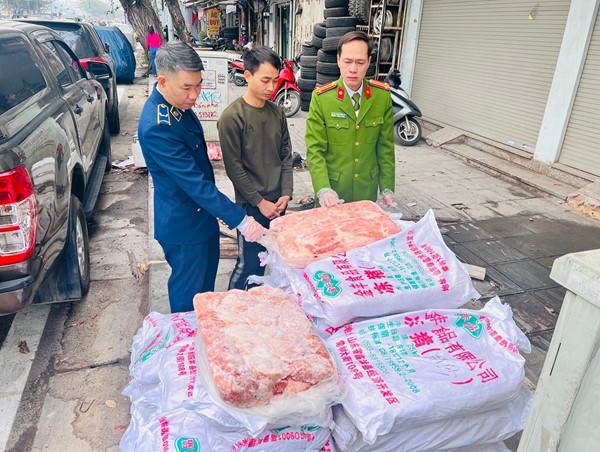 Phát hiện, thu giữ 1 tấn nầm lợn “bẩn” đang trên đường đi tiêu thụ