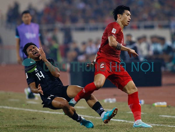 Những tình huống vào bóng ác ý và ăn vạ thô thiển của tuyển Indonesia với Văn Hậu