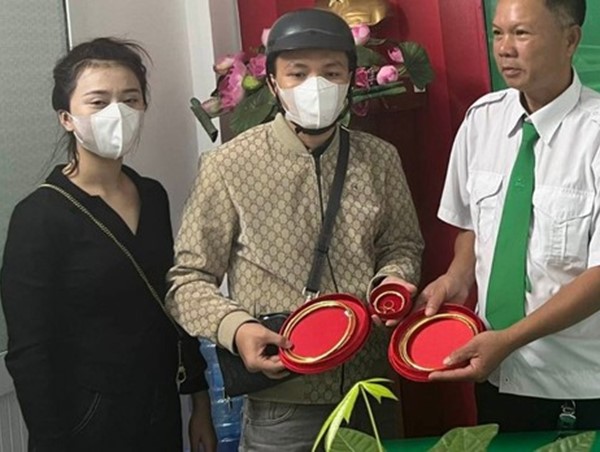 Tài xế taxi trả lại khách để quên 1,8 cây vàng