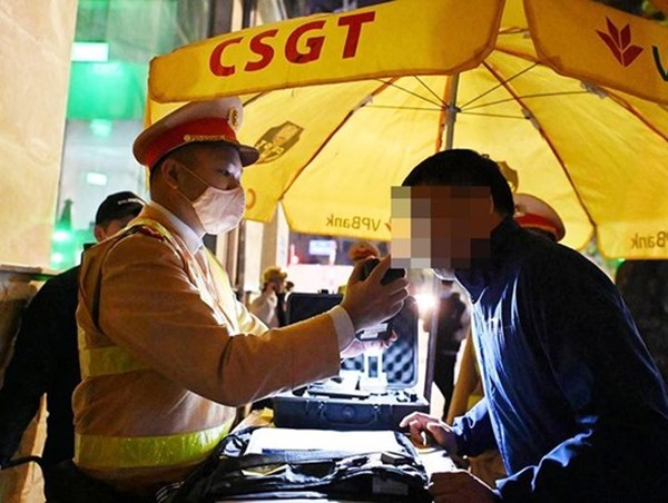 Cảnh sát 141 phát hiền tài xế ô tô vi phạm nồng độ cồn ở mức "khủng"