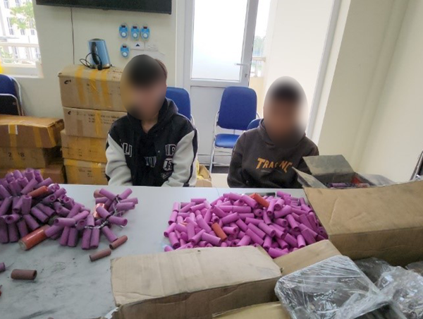 Bắt giữ hai đối tượng sản xuất, buôn bán pháo nổ