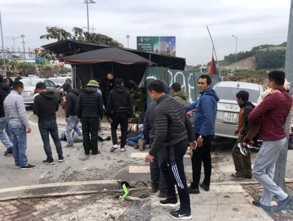 Truy tìm tài xế lao ô tô vào 5 người đang sưởi ấm trên vỉa hè