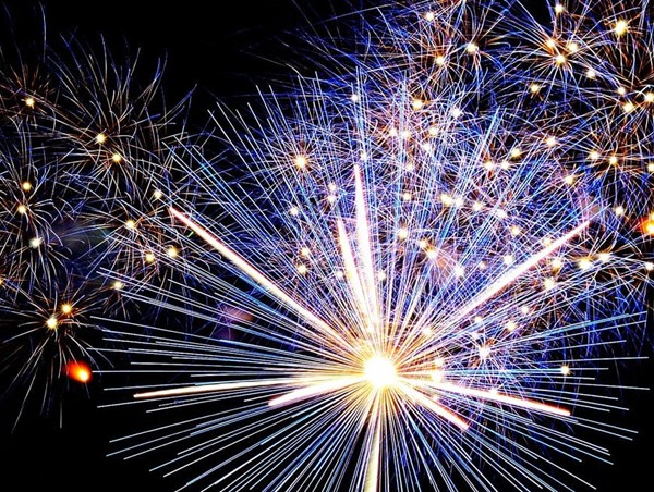 Bộ Công Thương cảnh báo về việc mua pháo hoa trực tuyến dịp Tết