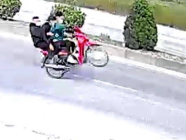 Xử phạt nam thanh niên đi xe máy kẹp 3, bốc đầu trên quốc lộ