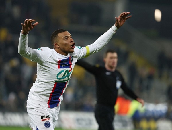 Mbappe đi vào lịch sử trong lần đầu làm đội trưởng PSG