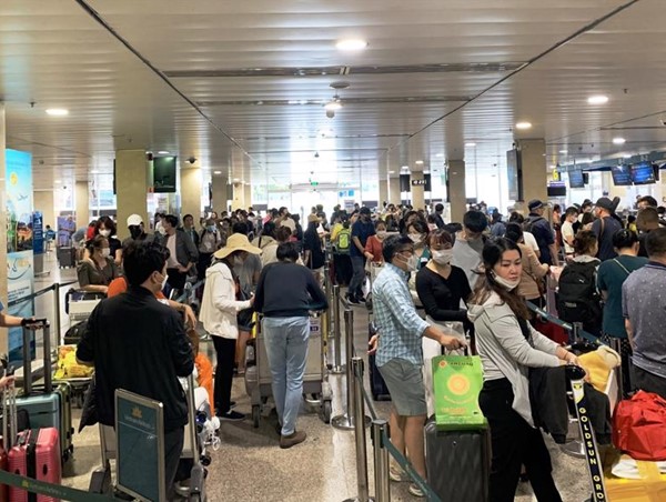 Sân bay Tân Sơn Nhất tiếp tục lập “đỉnh” trong ngày Mùng 3 Tết