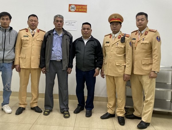 Cảnh sát giao thông giúp đỡ một cụ ông về với gia đình