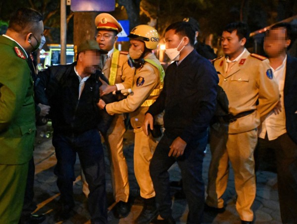 Triệu tập người đàn ông bênh cháu, lăng mạ Cảnh sát 141