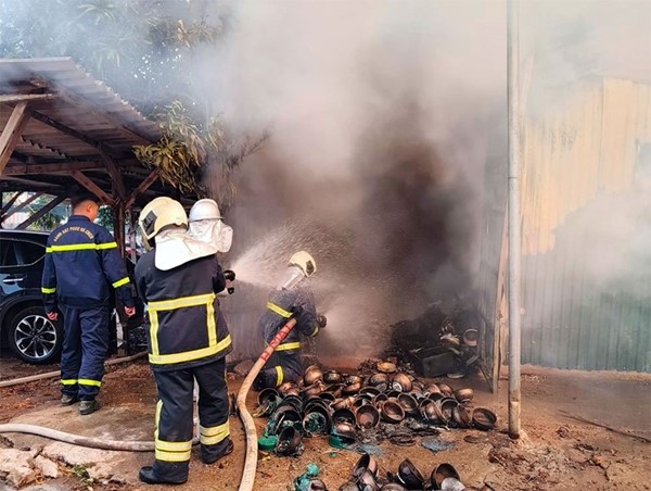 Hà Nội: Dập tắt đám cháy xưởng tại quận Hoàng Mai